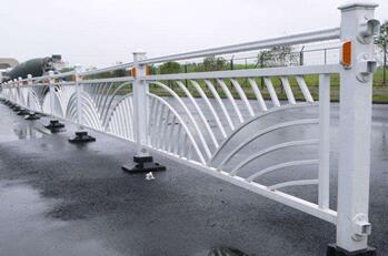 道路护栏.jpg